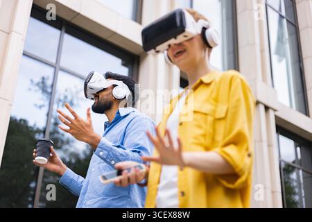 Menschen in VR erleben die erweiterte Realität Stockfoto