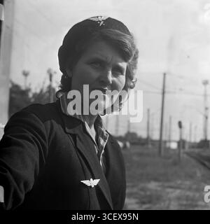 Porträt einer weiblichen Mitarbeiterin der Donezker Eisenbahn in Uniform am Bahnhof Slowiansk, ukrainische SSR, 1970er Jahre – ein Symbol für würde und friedliche Arbeit der sowjetischen Eisenbahnarbeiter Stockfoto