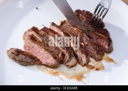 Frisch gegrilltes saftiges Rindersteak auf weißem Teller Stockfoto