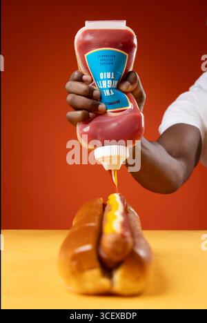 Supermarkt Aldi stellt „The Mighty Trio“ vor, eine limitierte Flasche mit dreifacher Soße, die gleichzeitig Ketchup, Mayonnaise und Senf abgibt. Diese Flasche wurde als Reaktion auf neue Forschungsergebnisse veröffentlicht, die zeigen, dass die Menschen über ihre Gewürze mehr denn je Meinungen haben. Ausgabedatum: Mittwoch, 20. August 2025. Stockfoto