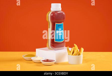 Supermarkt Aldi stellt „The Mighty Trio“ vor, eine limitierte Flasche mit dreifacher Soße, die gleichzeitig Ketchup, Mayonnaise und Senf abgibt. Diese Flasche wurde als Reaktion auf neue Forschungsergebnisse veröffentlicht, die zeigen, dass die Menschen über ihre Gewürze mehr denn je Meinungen haben. Ausgabedatum: Mittwoch, 20. August 2025. Stockfoto