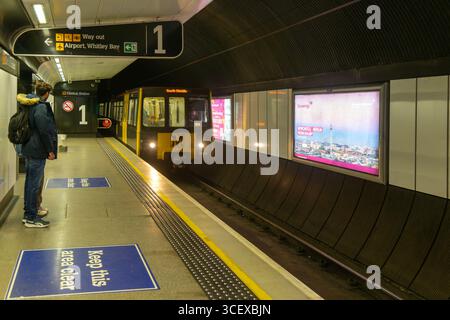 U-Bahn nach South Shields, Ankunft am Bahnsteig des Central Station, Newcastle upon Tyne, Tyne and Wear, England, Großbritannien Stockfoto