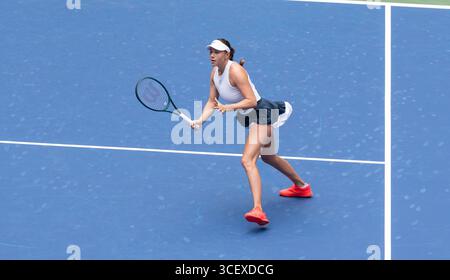 Amanda Anisimova aus den USA in Aktion während der 1. Runde der gemischten US Open Championship mit Holger Rune aus Dänemark gegen Taylor Townsend aus den USA und Ben Shelton aus den USA im USTA Billie Jean King National Tennis Center in New York, NY am 19. August 2025. Townsend/Shelton gewann in zwei Sätzen. Stockfoto