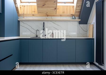 Moderne Dachküche. Minimalistischer Innenraum. Blau matte Schränke. Stockfoto