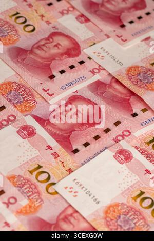 Chinesisches Geld von 100 Yuan, Nahaufnahme, die Vorderseite des echten chinesischen Yuan-Geldes, zusammengestapelt Stockfoto