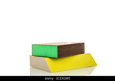 Schleifpapier, Makro, isoliert auf weißem Hintergrund. Stockfoto