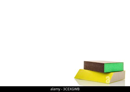 Schleifpapier, Makro, isoliert auf weißem Hintergrund. Stockfoto