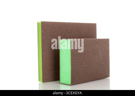 Schleifpapier, Makro, isoliert auf weißem Hintergrund. Stockfoto