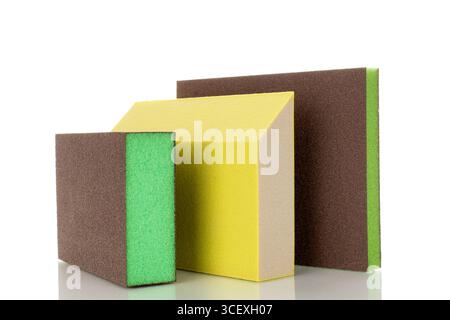 Schleifpapier, Makro, isoliert auf weißem Hintergrund. Stockfoto