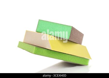 Schleifpapier, Makro, isoliert auf weißem Hintergrund. Stockfoto
