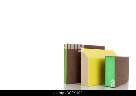 Schleifpapier, Makro, isoliert auf weißem Hintergrund. Stockfoto