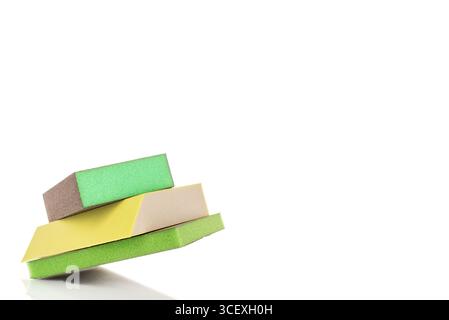 Schleifpapier, Makro, isoliert auf weißem Hintergrund. Stockfoto