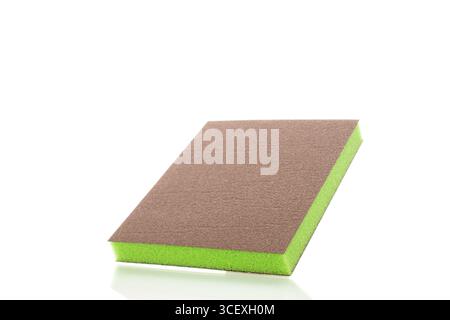 Schleifpapier, Makro, isoliert auf weißem Hintergrund. Stockfoto