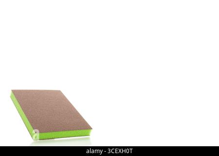 Schleifpapier, Makro, isoliert auf weißem Hintergrund. Stockfoto