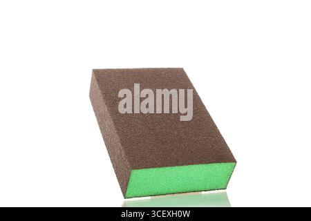 Schleifpapier, Makro, isoliert auf weißem Hintergrund. Stockfoto