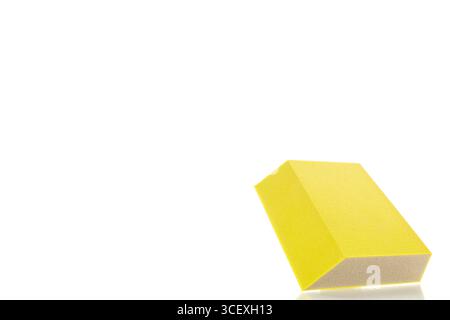 Schleifpapier, Makro, isoliert auf weißem Hintergrund. Stockfoto