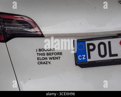 Ich kaufte das, bevor Elon verrückt wurde, Aufkleber auf einem Tesla-Auto, in Prag, Tschechien, Europa, EU. Stockfoto