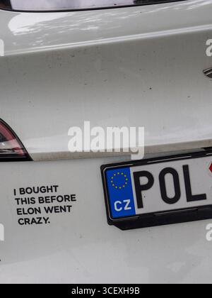 Ich kaufte das, bevor Elon verrückt wurde, Aufkleber auf einem Tesla-Auto, in Prag, Tschechien, Europa, EU. Stockfoto