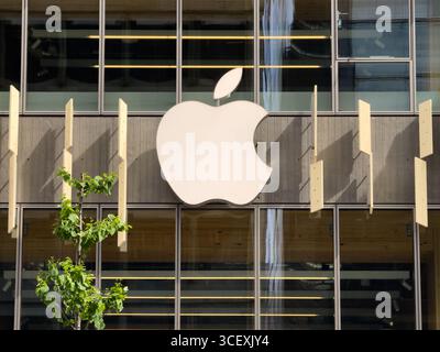 Apple Ginza. Apple Store in Ginza, dem gehobenen Einkaufsviertel von Tokio, Japan. Stockfoto
