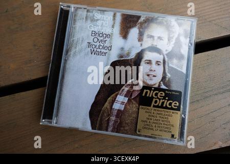 Lymshory, Ukraine – 31. Juli 2025: CD von Simon and Garfunkel Bridge over Troubled Water auf Holz Stockfoto