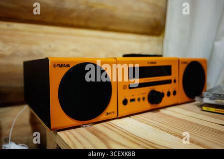 Lymshory, Ukraine - 31. Juli 2025: Kompakter Yamaha Audio-Player mit individuellem Design und leuchtenden Farben auf hellem Holz Stockfoto