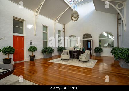 Brisbane, Australien - das Yungaba House ist ein umgebautes Wohngebäude Stockfoto