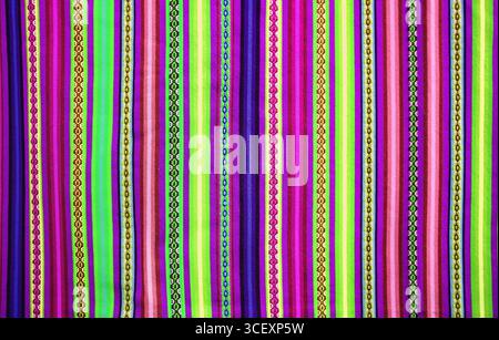 Auffällige, farbenfrohe Streifen aus peruanischem Textil Stockfoto