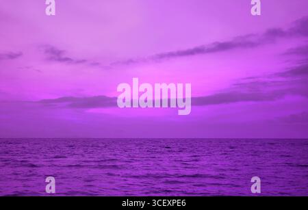 Surreale Pop Art mit fantastischem Gradient Lila Meereslandschaft bei Dawn Stockfoto