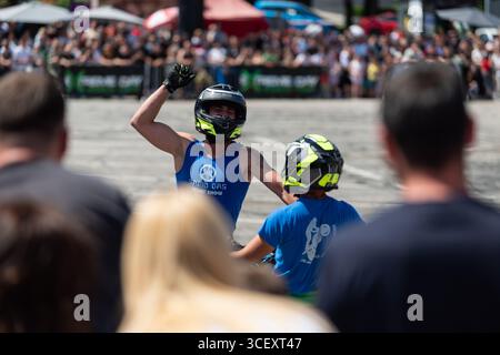 Stuntfahrer Dejan Spoljar mit Crew auf dem Moto fest begrüßt das Publikum Stockfoto