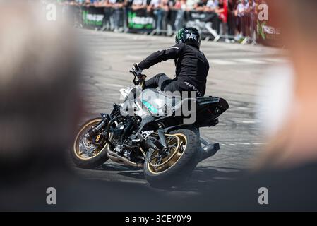Stuntfahrer auf seinem Motorrad, erschossen durch das Publikum Stockfoto