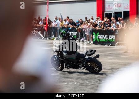 Stuntfahrer auf seinem Motorrad, erschossen durch das Publikum Stockfoto