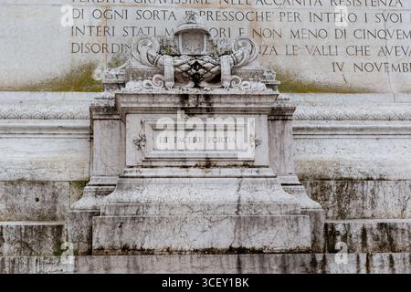 ROM, ITALIEN - 10. MÄRZ 2023: Dies ist einer der Altäre, die den gefallenen Soldaten auf der oberen Plattform der Vittoriano-Gedenkstätte gewidmet sind. Stockfoto