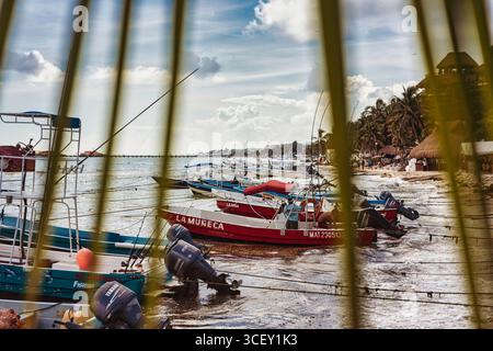 Bayahibe, dominikanische republik 19. august 2025: Eine ruhige Straßenszene mit Kopfsteinpflaster, die die farbenfrohen Gebäude und das lokale Leben in bayahibe, dominikanische republik, zeigt Stockfoto
