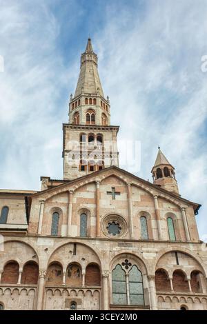 Modena, italien 20. august 2025: ghirlandina-Turm der Kathedrale von modena erhebt sich zu einem bewölkten Himmel und zeigt die romanische Architektur in modena, italien Stockfoto
