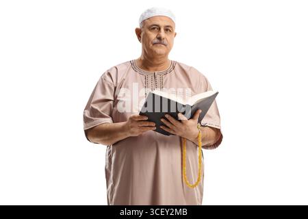 Reifer muslimischer Mann, der ein Buch auf weißem Hintergrund liest Stockfoto