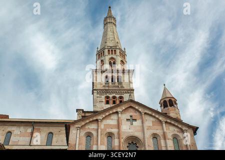 Modena, italien 20. august 2025: ghirlandina-Turm, hoch über der Kathedrale von modena vor bewölktem Himmel in italien Stockfoto