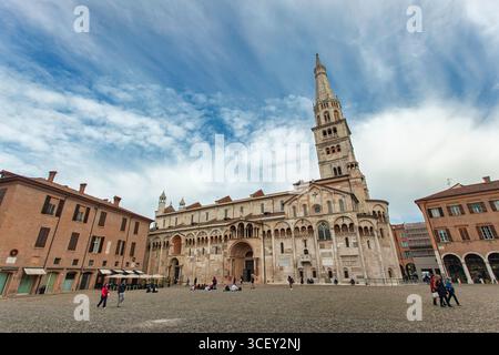 Modena, italien 20. august 2025: Touristen besuchen die prächtige Kathedrale von modena auf der piazza grande, die zum unesco-Weltkulturerbe in modena, italien, gehört Stockfoto