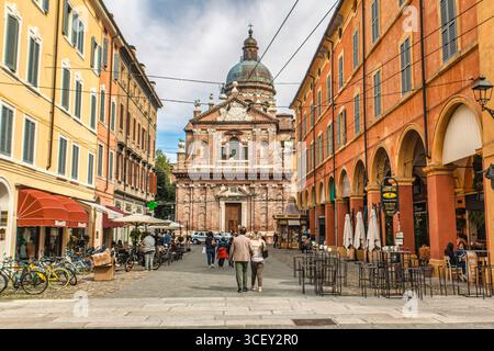 Modena, italien 20. august 2025: Touristen genießen einen sonnigen Tag in modena, italien, bei einem Spaziergang in der Nähe der Kirche st. georg Stockfoto