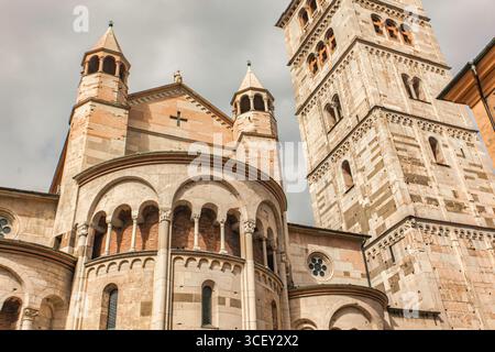 Modena, italien 20. august 2025: Architektonische Details der Kathedrale von modena und des ghirlandina-Turms unter bewölktem Himmel Stockfoto