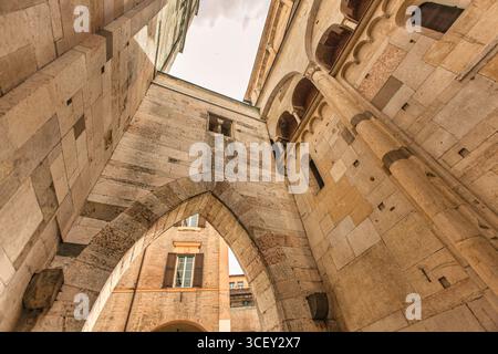 Modena, italien 20. august 2025: Blick auf den ghirlandina-Turm und die Kathedrale von modena mit Bögen, Säulen und Mauerwerk in modena, Italien Stockfoto