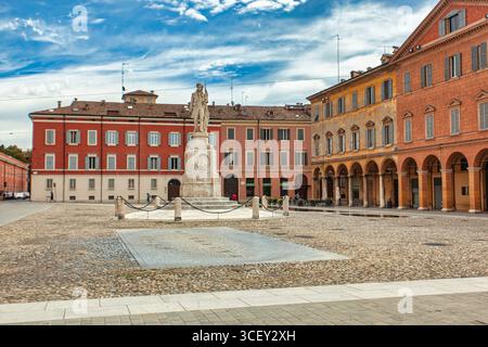 Modena, italien 20. august 2025: Malerischer Blick auf die piazza grande mit dem Denkmal für ciro menotti und farbenfrohen Gebäuden in modena, emilia romagna, italien Stockfoto