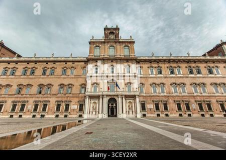 Modena, italien 20. august 2025: Herzogspalast von modena, heute Militärakademie, unter bewölktem Himmel in der emilia romagna, italien Stockfoto