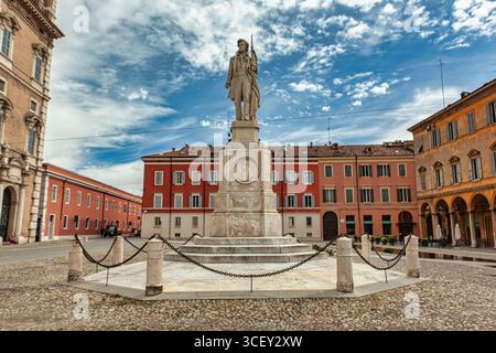 Modena, italien 20. august 2025: Steinstatue des italienischen Patrioten ciro menotti mit einer Flagge auf der piazza grande, modena, italien, unter bewölktem Himmel Stockfoto
