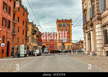 Modena, italien 20. august 2025: Farbenfrohe Stadtlandschaft mit architektonischem Charme von modena, mit Straßenbahnlinien, die durch Kopfsteinpflasterstraßen führen Stockfoto