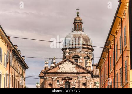Modena, italien 20. august 2025: Architektonische Details der Kuppel der Kathedrale von modena und farbenfrohe Gebäude, die das italienische architektonische Erbe zeigen Stockfoto