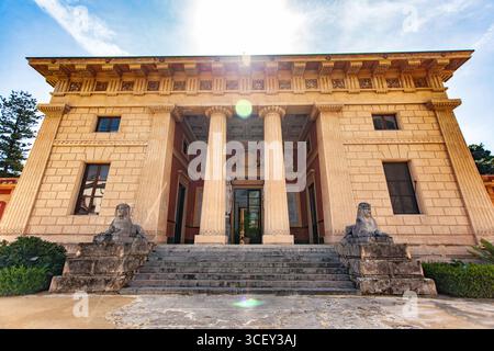 Palermo, italien 20. august 2025: Sonnenlicht beleuchtet die neoklassizistische Fassade der galleria d'arte moderna in palermo und unterstreicht ihre Architektur Stockfoto