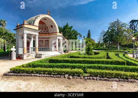 Palermo, italien 20. august 2025: Malerischer Blick auf die neoklassizistische Gloriette im öffentlichen botanischen Garten von palermo, sizilien, italien, an einem sonnigen Tag Stockfoto