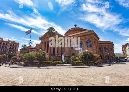 Palermo, italien 20. august 2025: teatro massimo vittorio emanuele beleuchtet den Platz politeama in palermo, italien Stockfoto