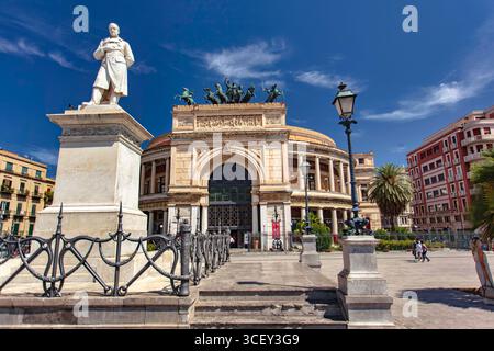 Palermo, italien 20. august 2025: teatro politeama garibaldi mit der Statue von ruggero settimo auf dem Platz politeama, palermo Stockfoto