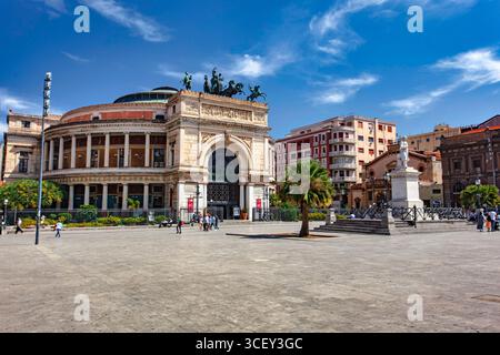 Palermo, italien 20. august 2025: Touristen besuchen die neoklassische Architektur des Theaters politeama garibaldi in palermo, sizilien Stockfoto